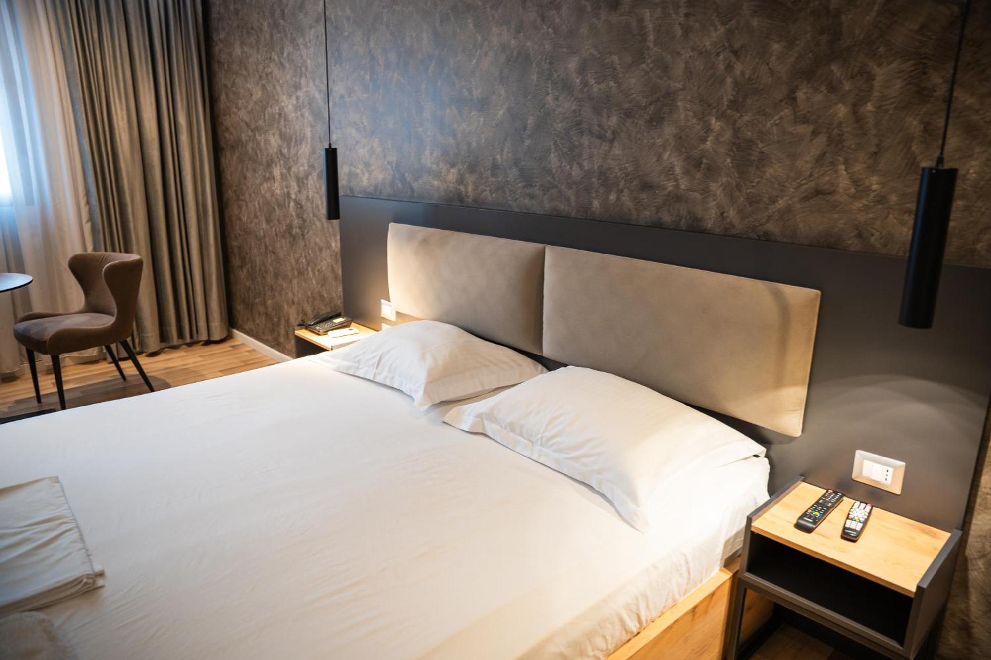 Center Boutique Hotel ติรานา ภายนอก รูปภาพ