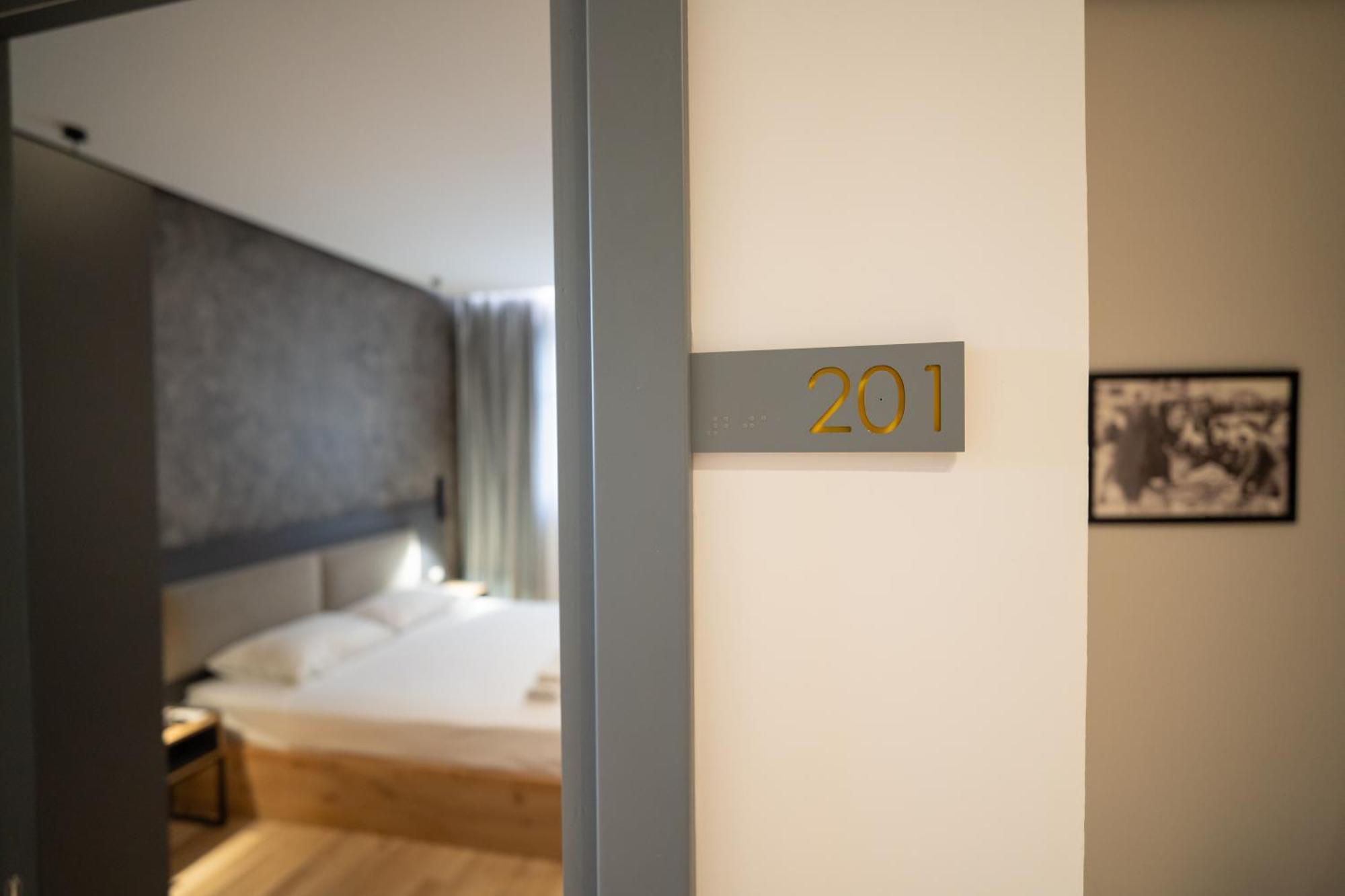 Center Boutique Hotel ติรานา ภายนอก รูปภาพ