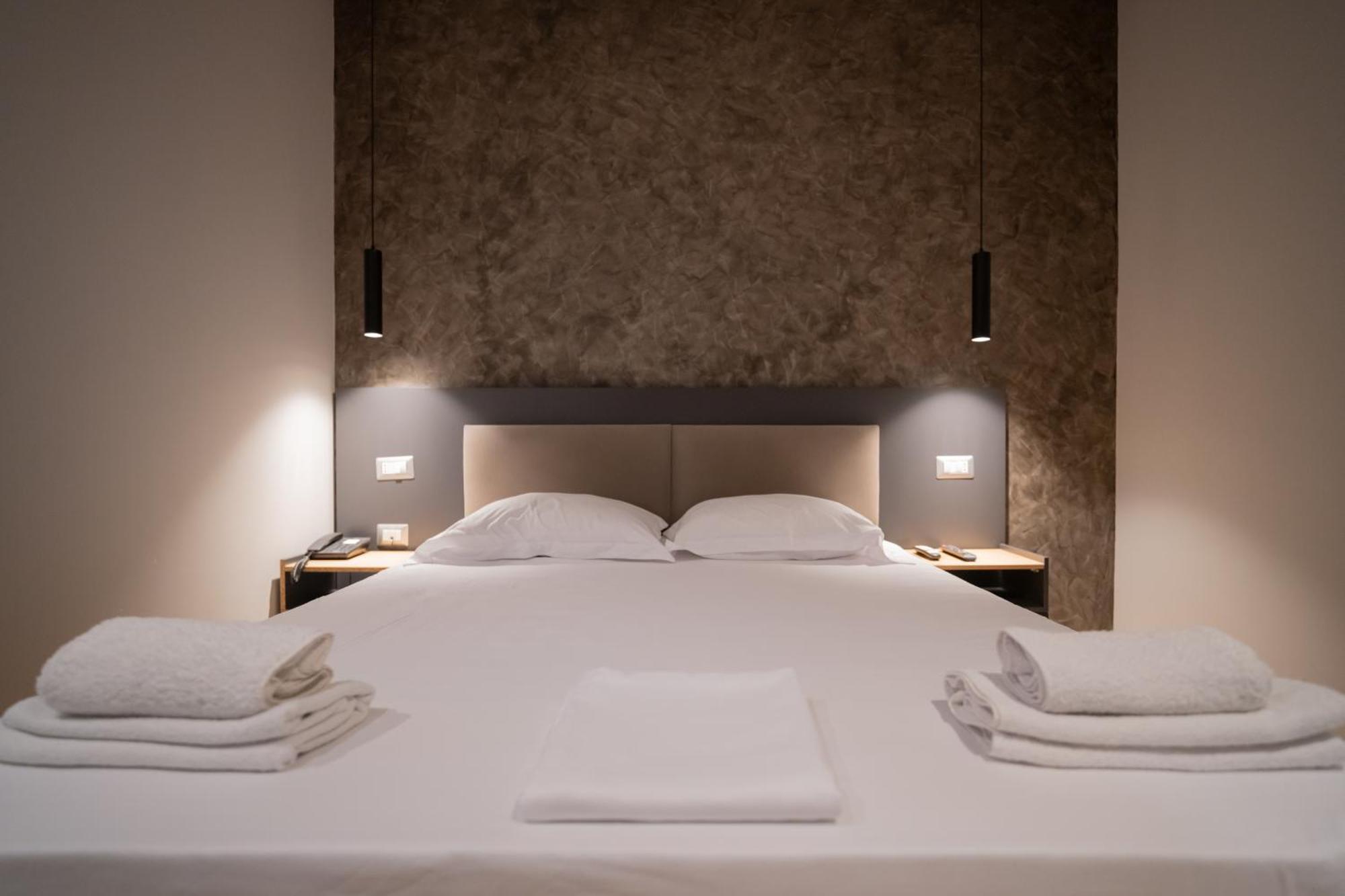 Center Boutique Hotel ติรานา ภายนอก รูปภาพ
