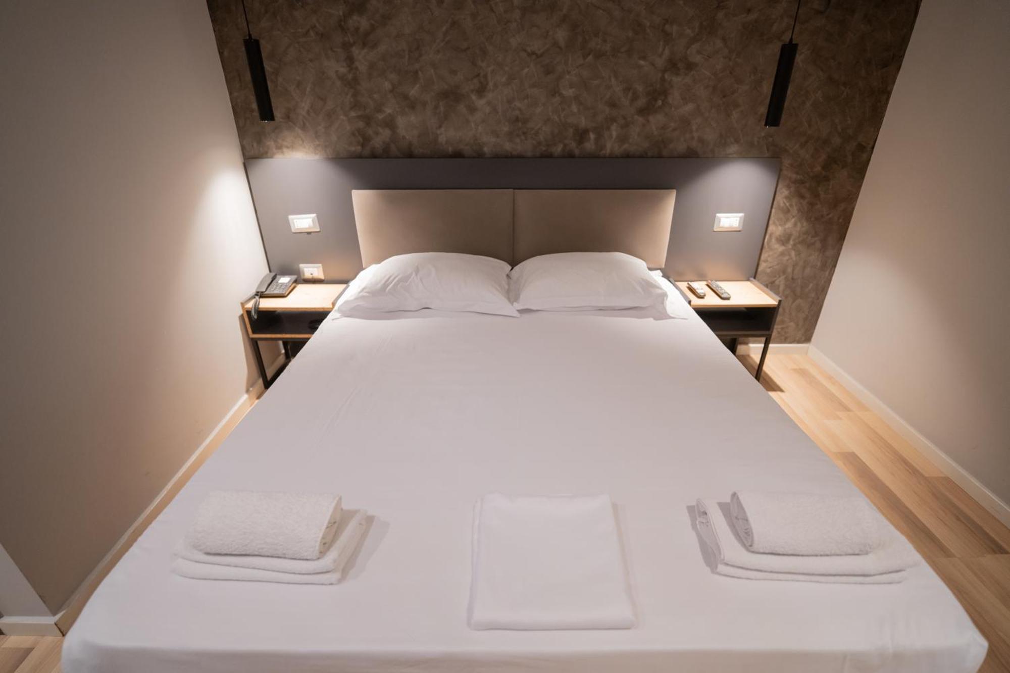 Center Boutique Hotel ติรานา ภายนอก รูปภาพ