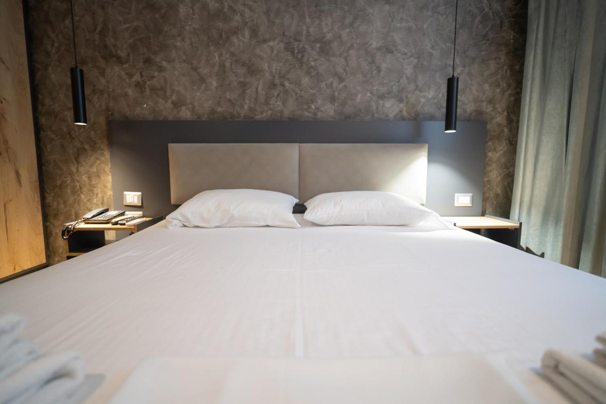 Center Boutique Hotel ติรานา ภายนอก รูปภาพ