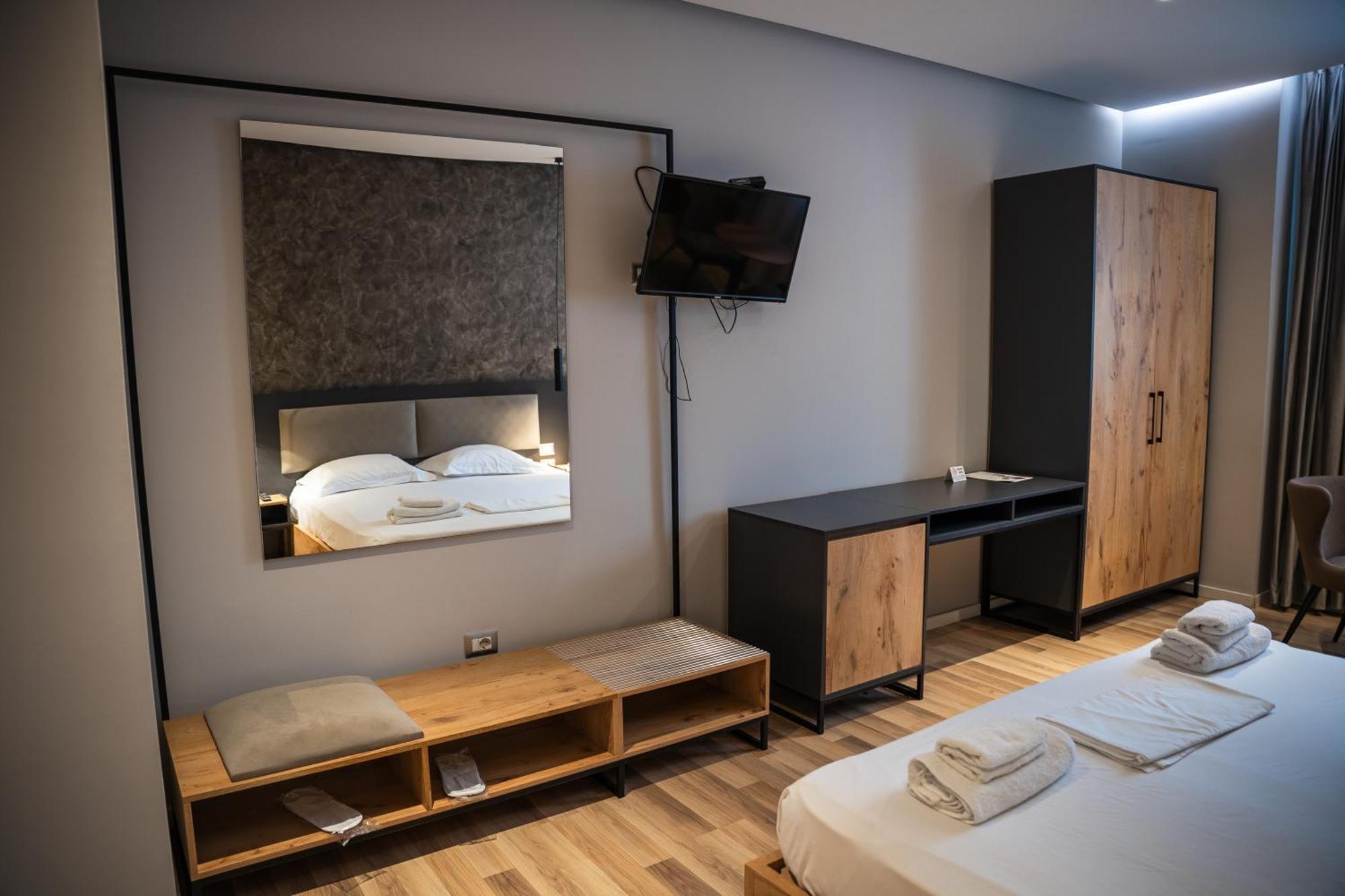 Center Boutique Hotel ติรานา ภายนอก รูปภาพ