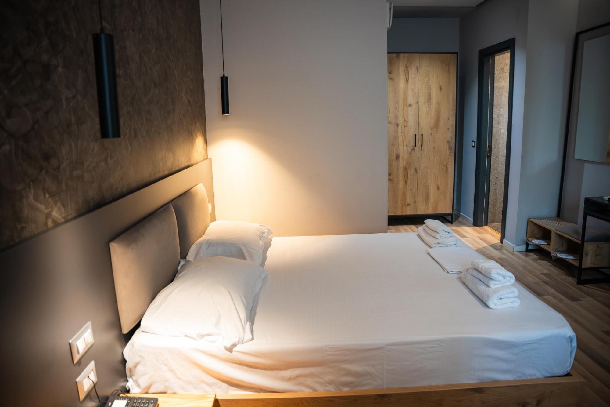 Center Boutique Hotel ติรานา ภายนอก รูปภาพ