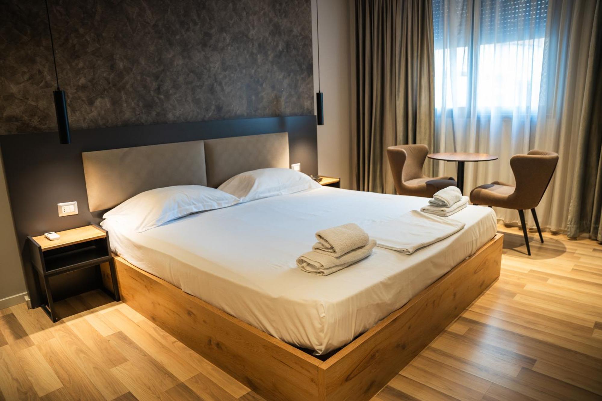Center Boutique Hotel ติรานา ภายนอก รูปภาพ