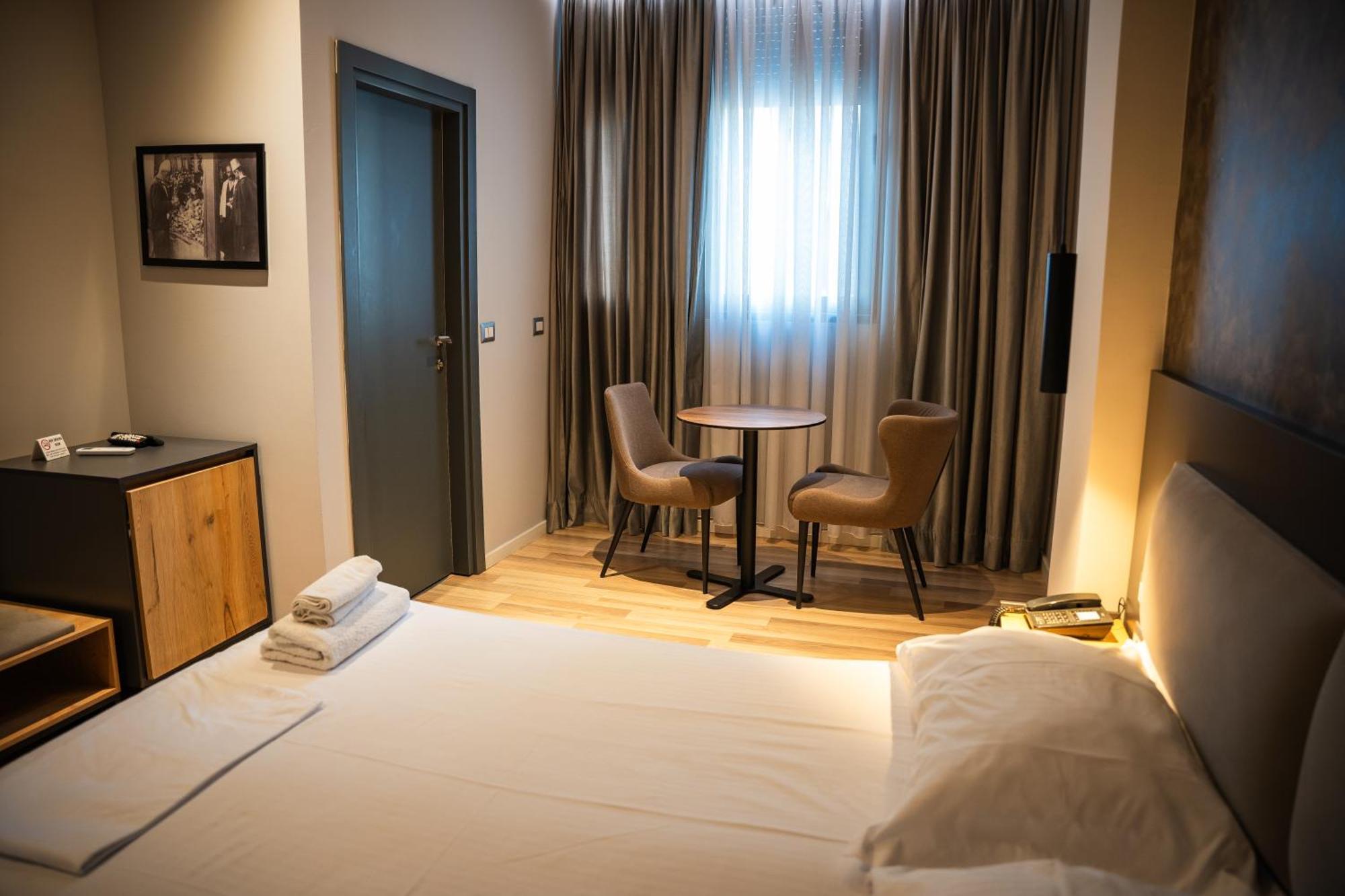 Center Boutique Hotel ติรานา ภายนอก รูปภาพ