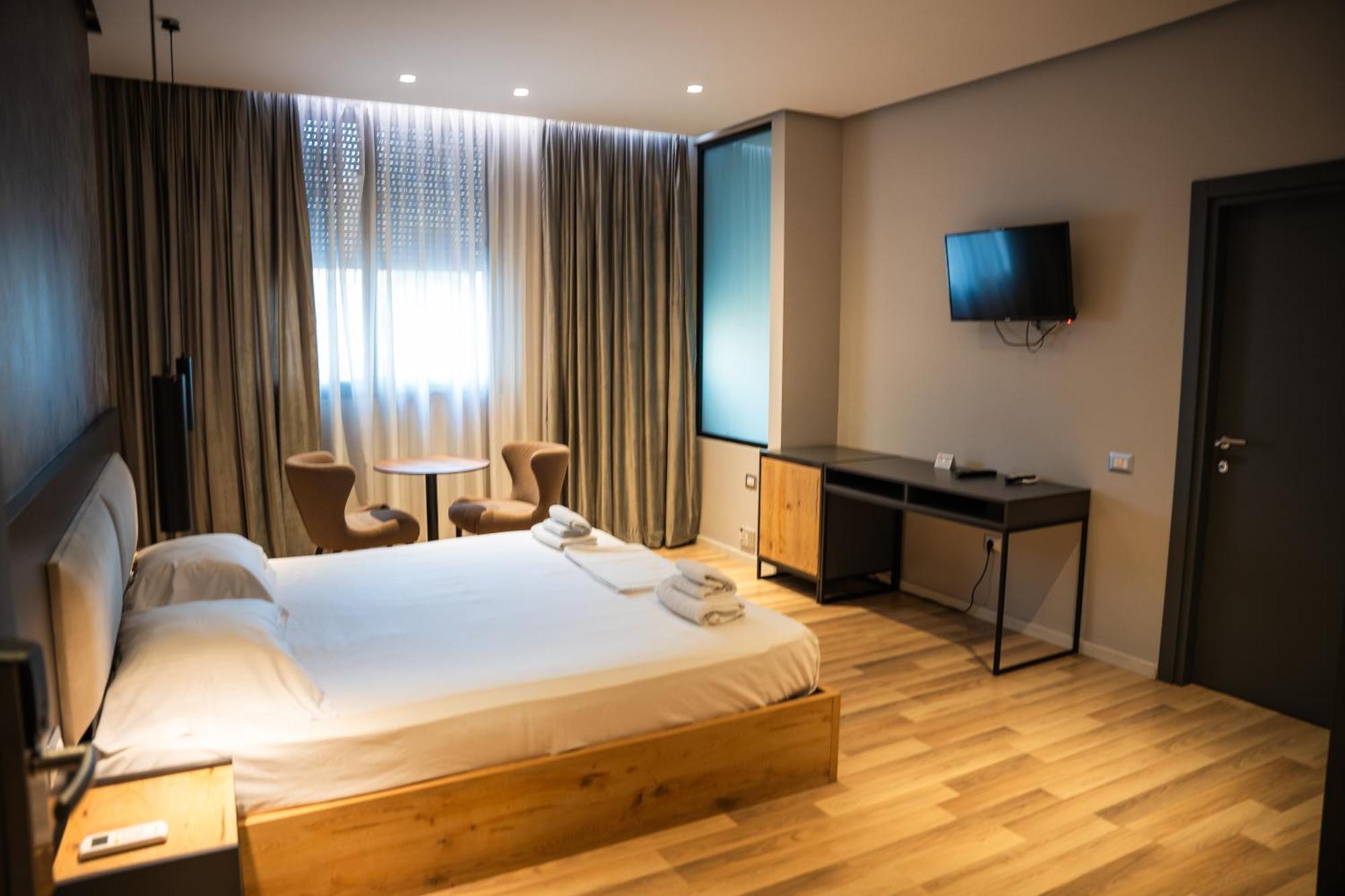 Center Boutique Hotel ติรานา ภายนอก รูปภาพ