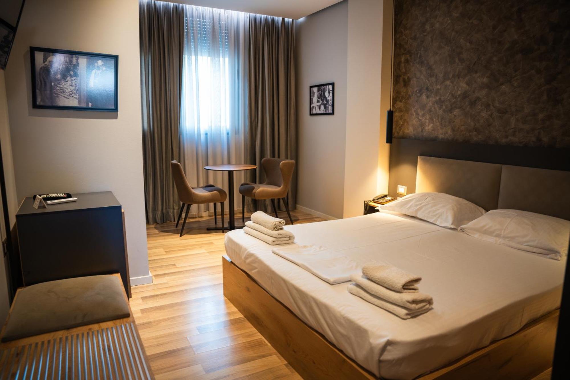 Center Boutique Hotel ติรานา ภายนอก รูปภาพ