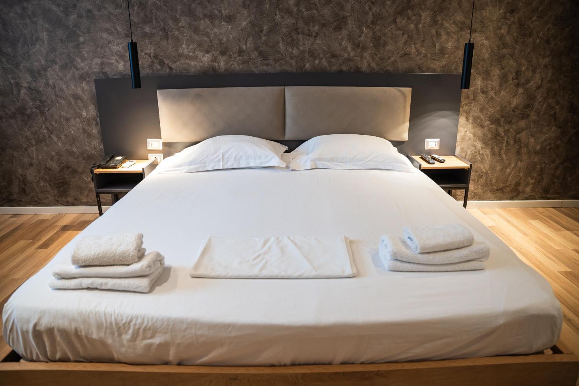 Center Boutique Hotel ติรานา ภายนอก รูปภาพ