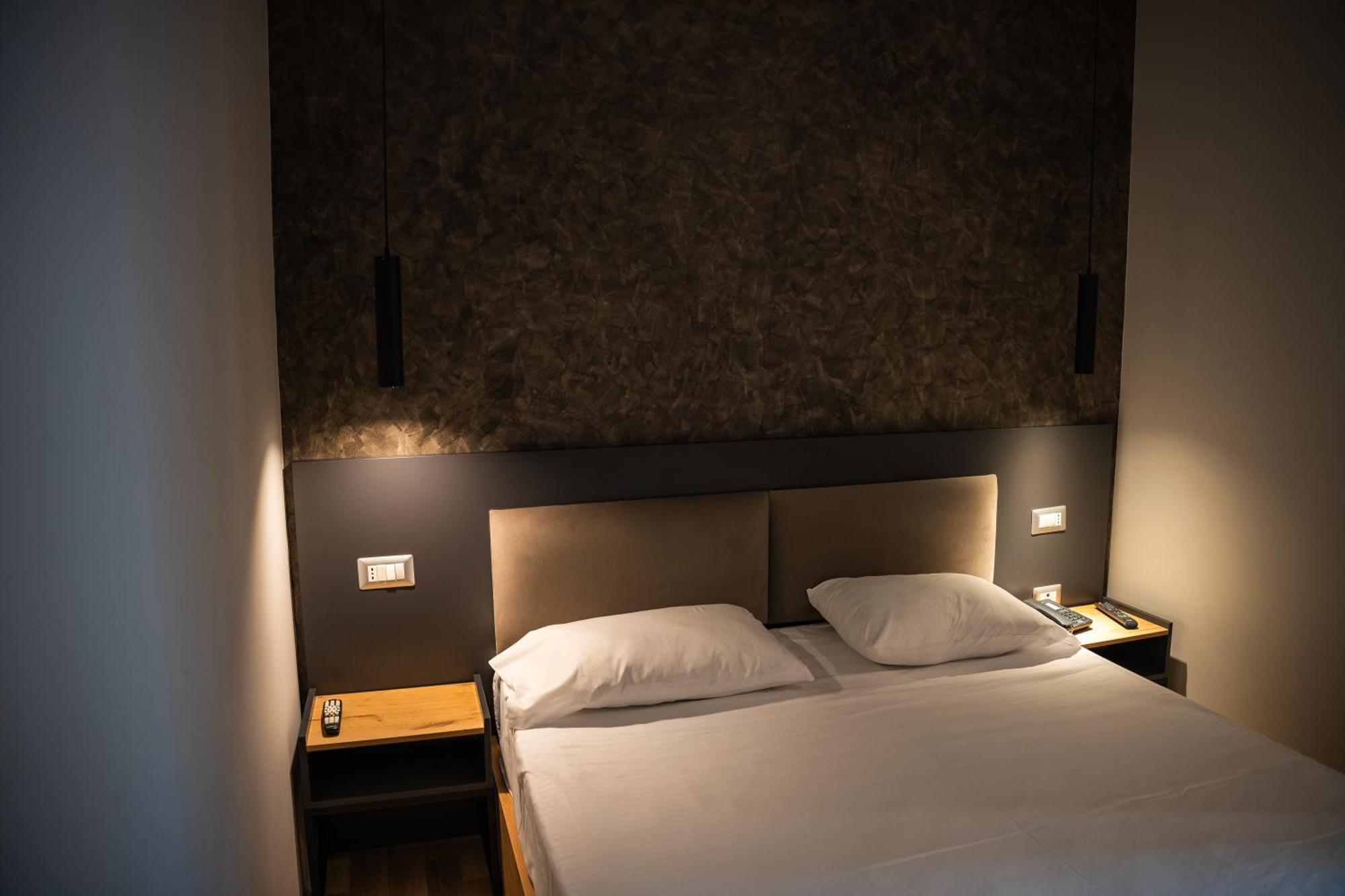 Center Boutique Hotel ติรานา ภายนอก รูปภาพ
