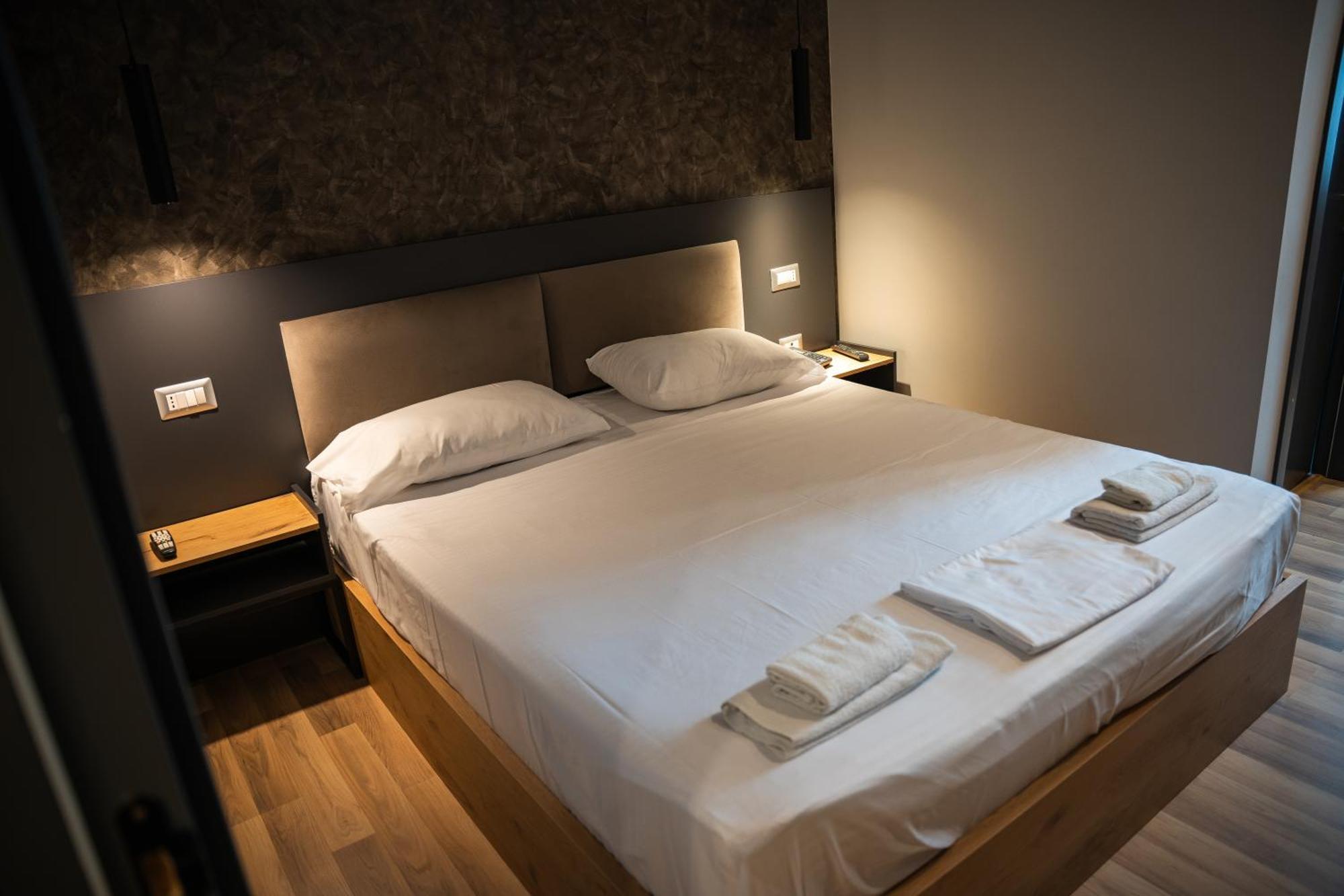 Center Boutique Hotel ติรานา ภายนอก รูปภาพ