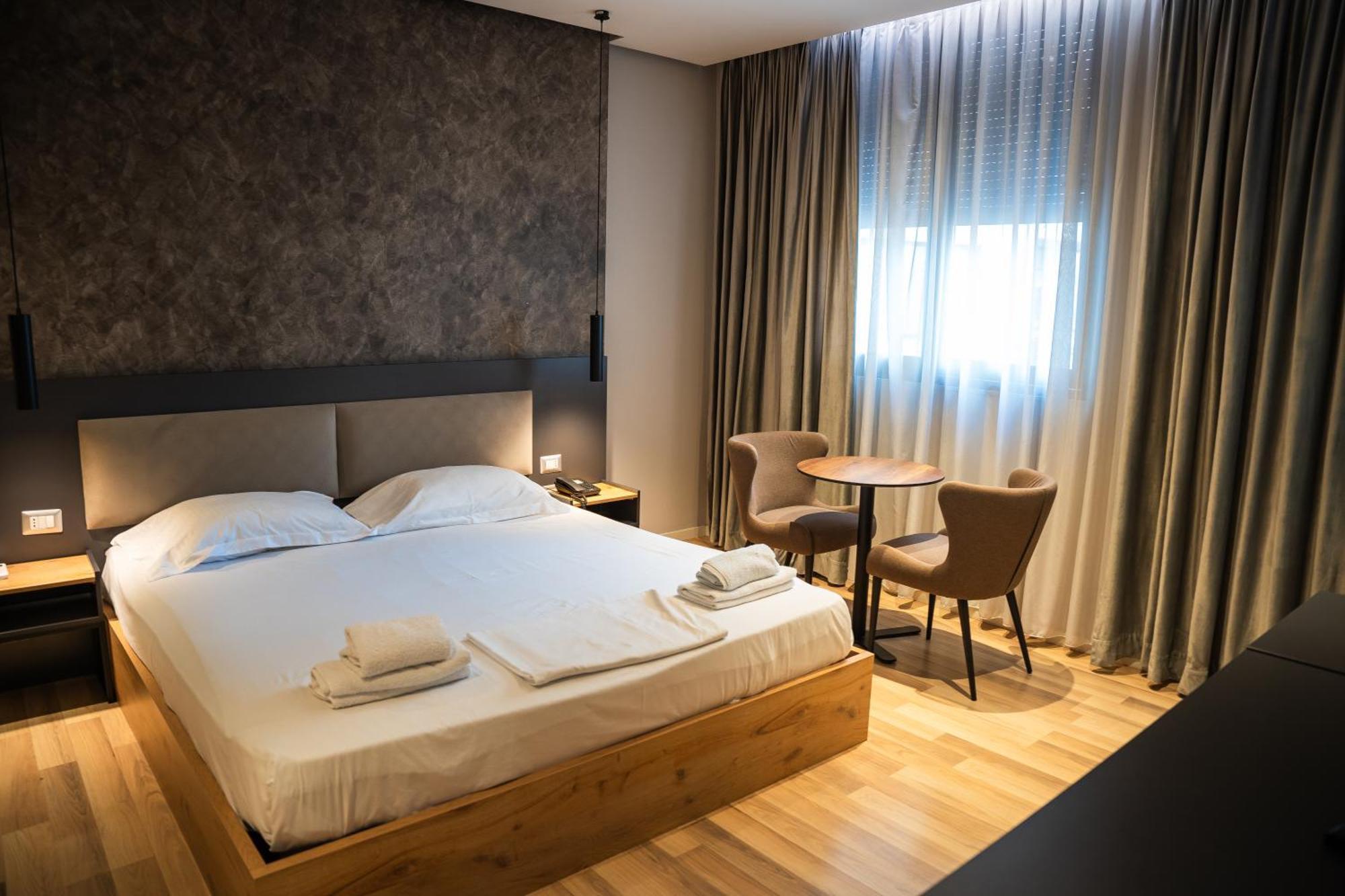 Center Boutique Hotel ติรานา ภายนอก รูปภาพ