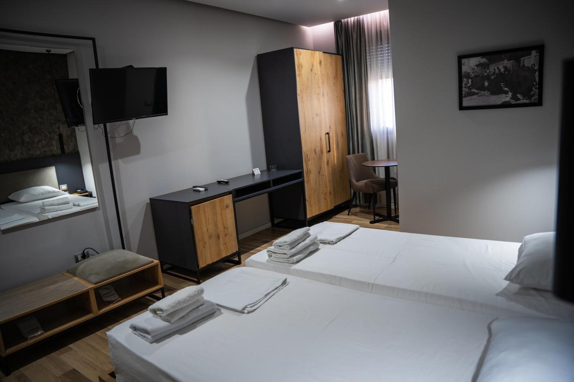 Center Boutique Hotel ติรานา ภายนอก รูปภาพ