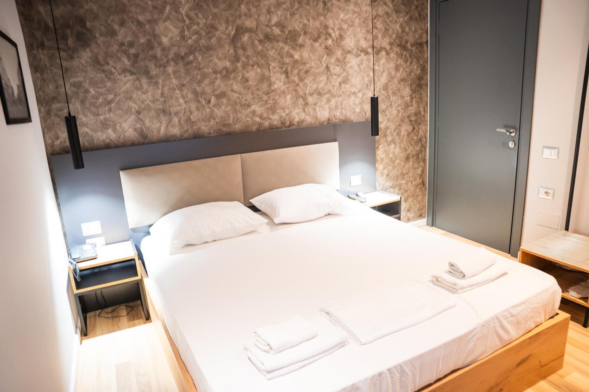 Center Boutique Hotel ติรานา ภายนอก รูปภาพ