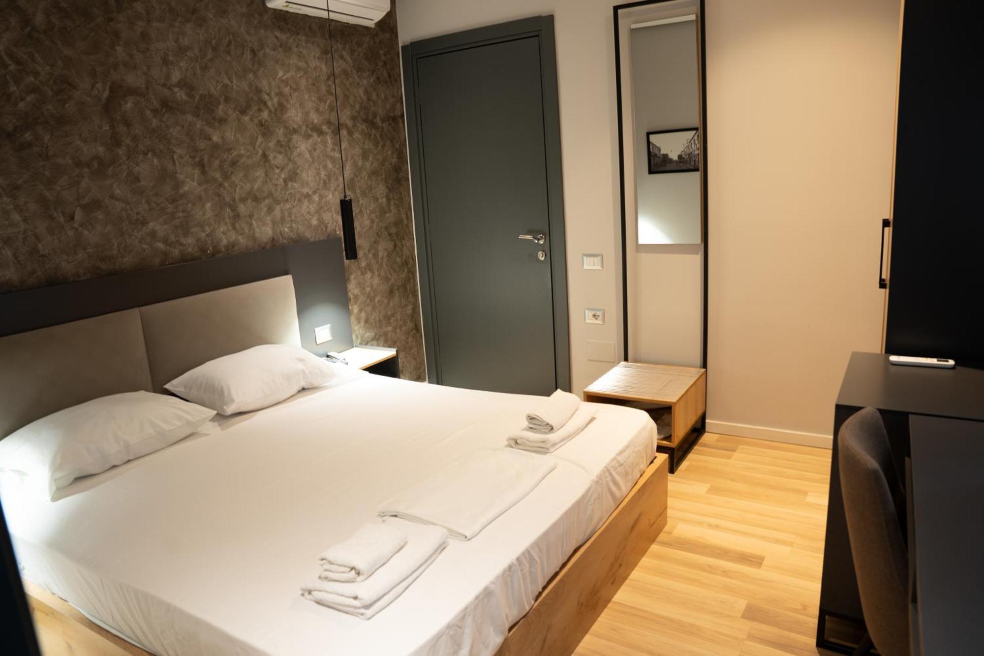 Center Boutique Hotel ติรานา ภายนอก รูปภาพ