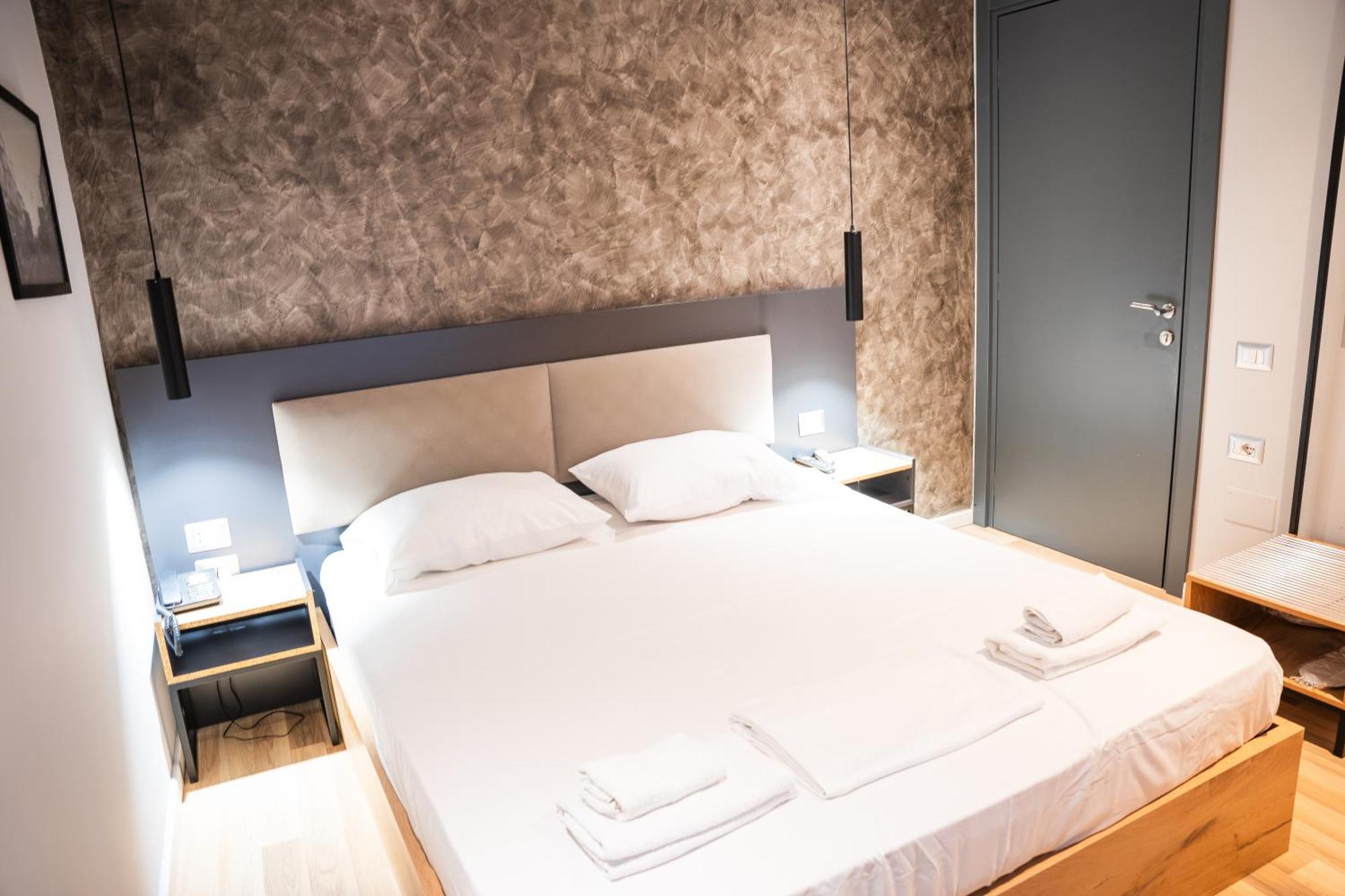 Center Boutique Hotel ติรานา ภายนอก รูปภาพ